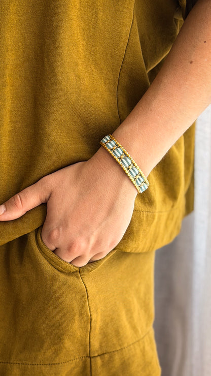 Bracelet jonc en acier inoxydable et tissu upcyclé motif rayé vert sauge, porté au poignet