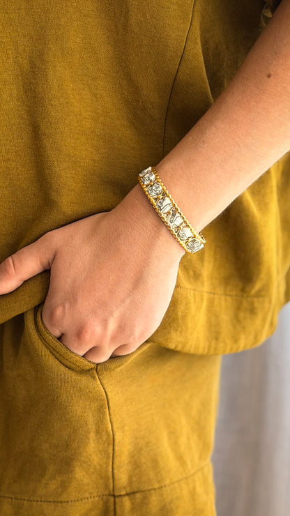 Bracelet jonc en acier inoxydable et tissu upcyclé motif herbier noir et blanc, porté au poignet