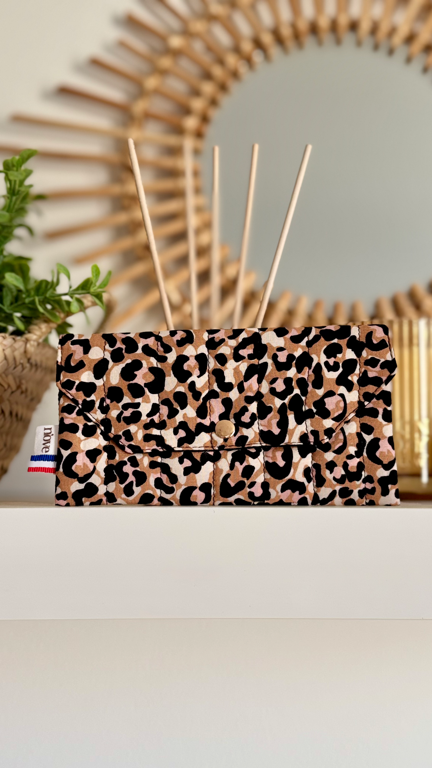 Pochette longue matelassée à pression