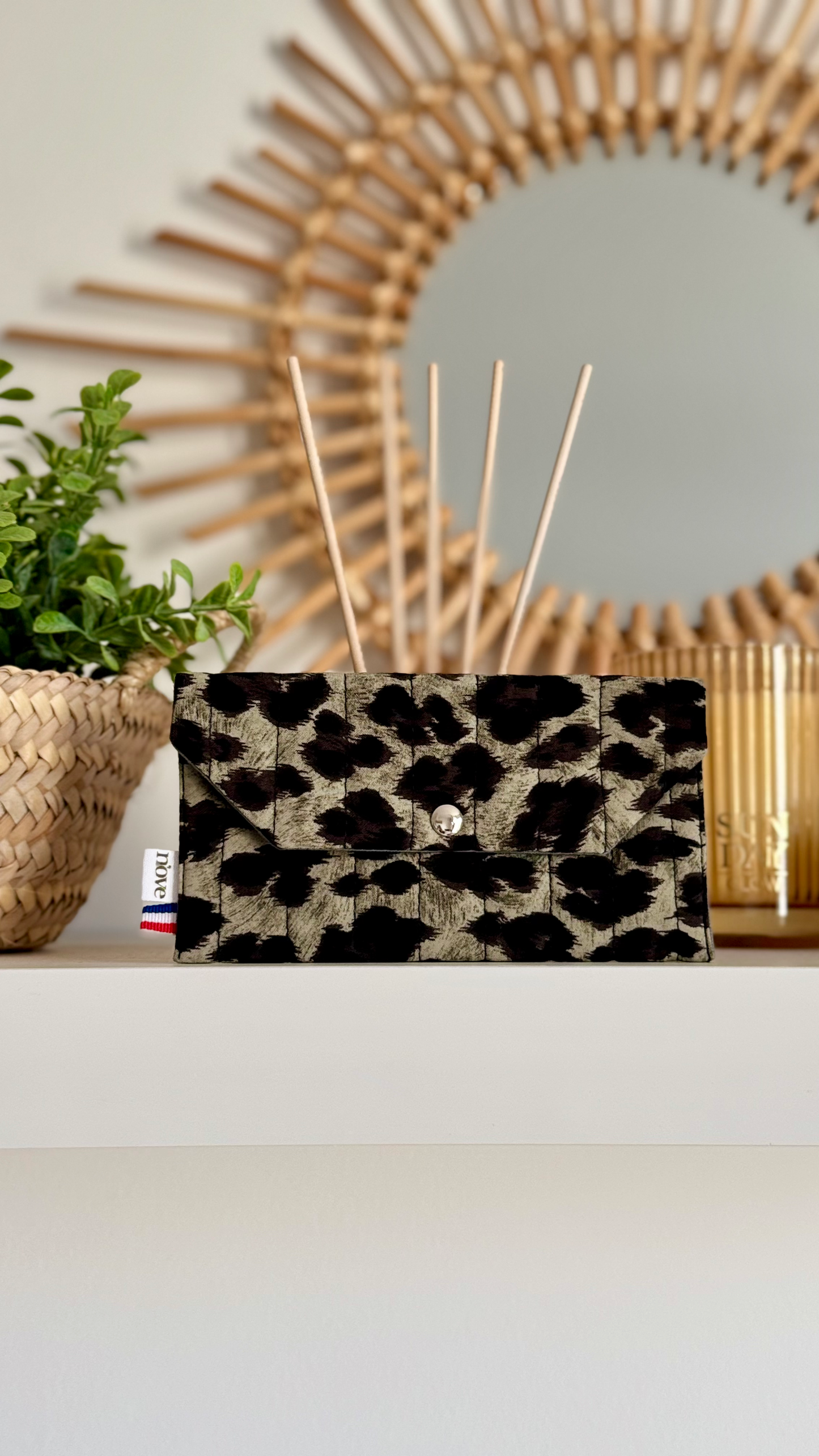 Pochette longue matelassée à pression
