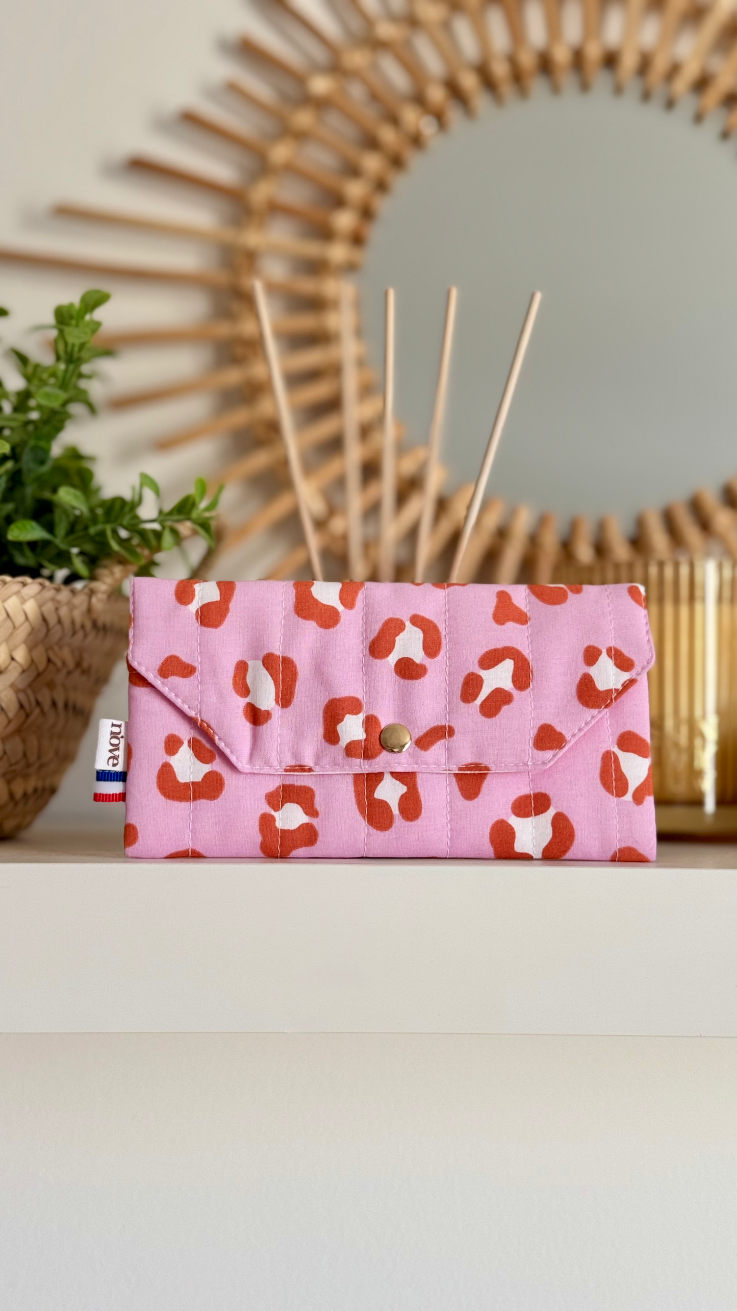 Pochette longue matelassée à pression