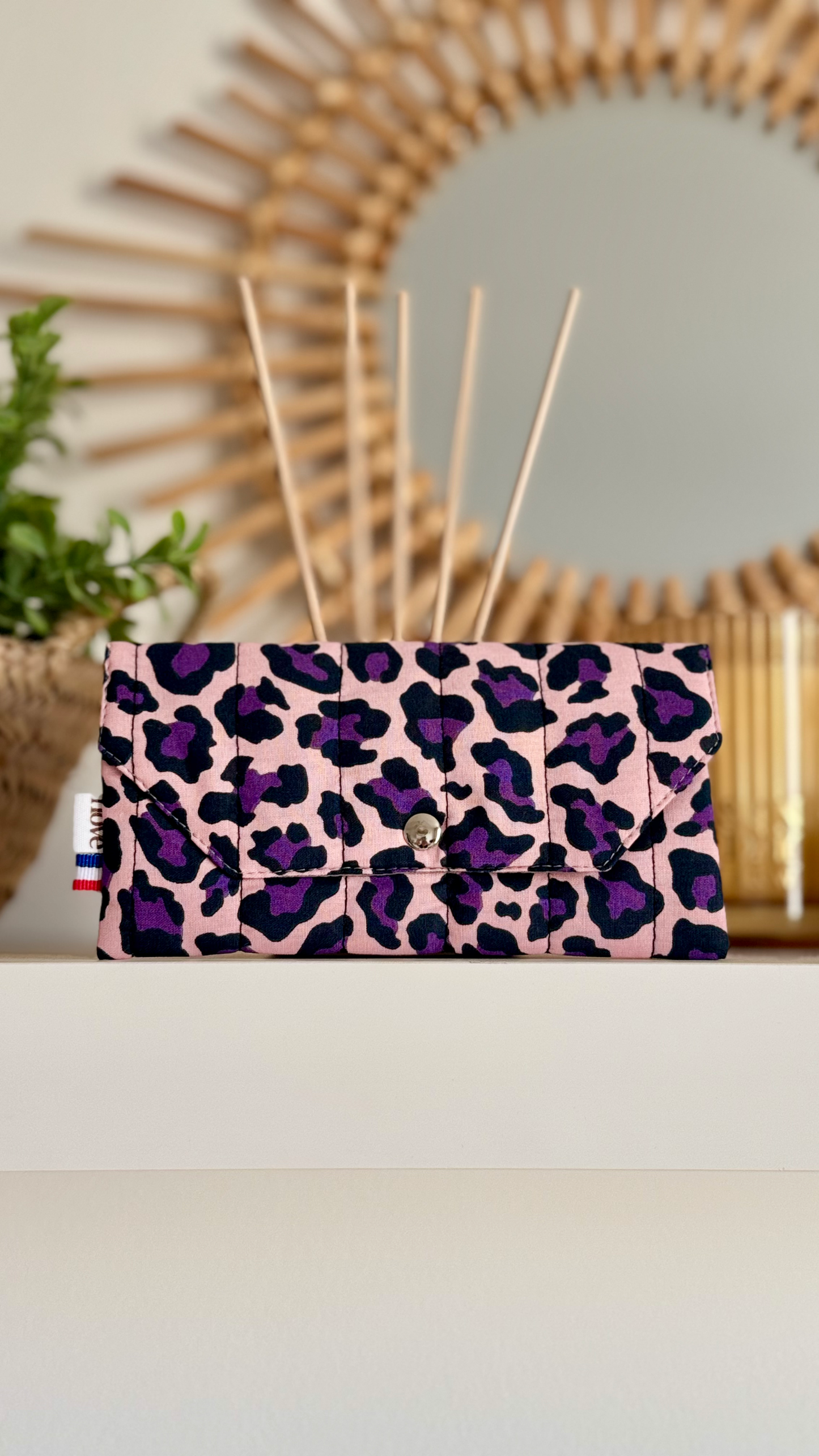 Pochette longue matelassée à pression